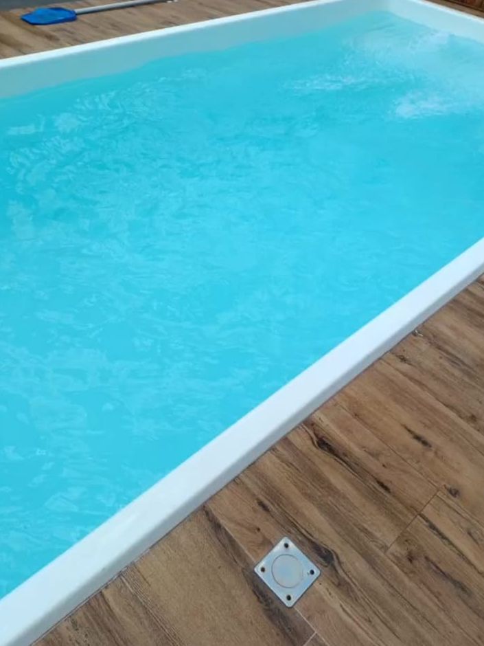 Depois: a mesma piscina com água azul e limpa