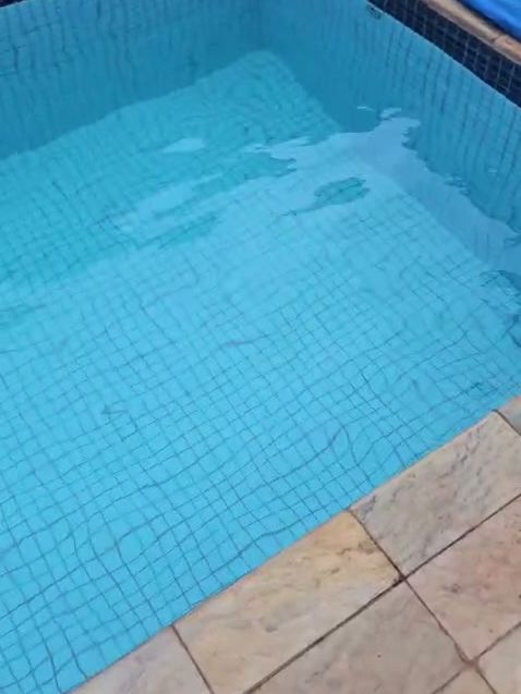 Depois: a mesma piscina com água limpa