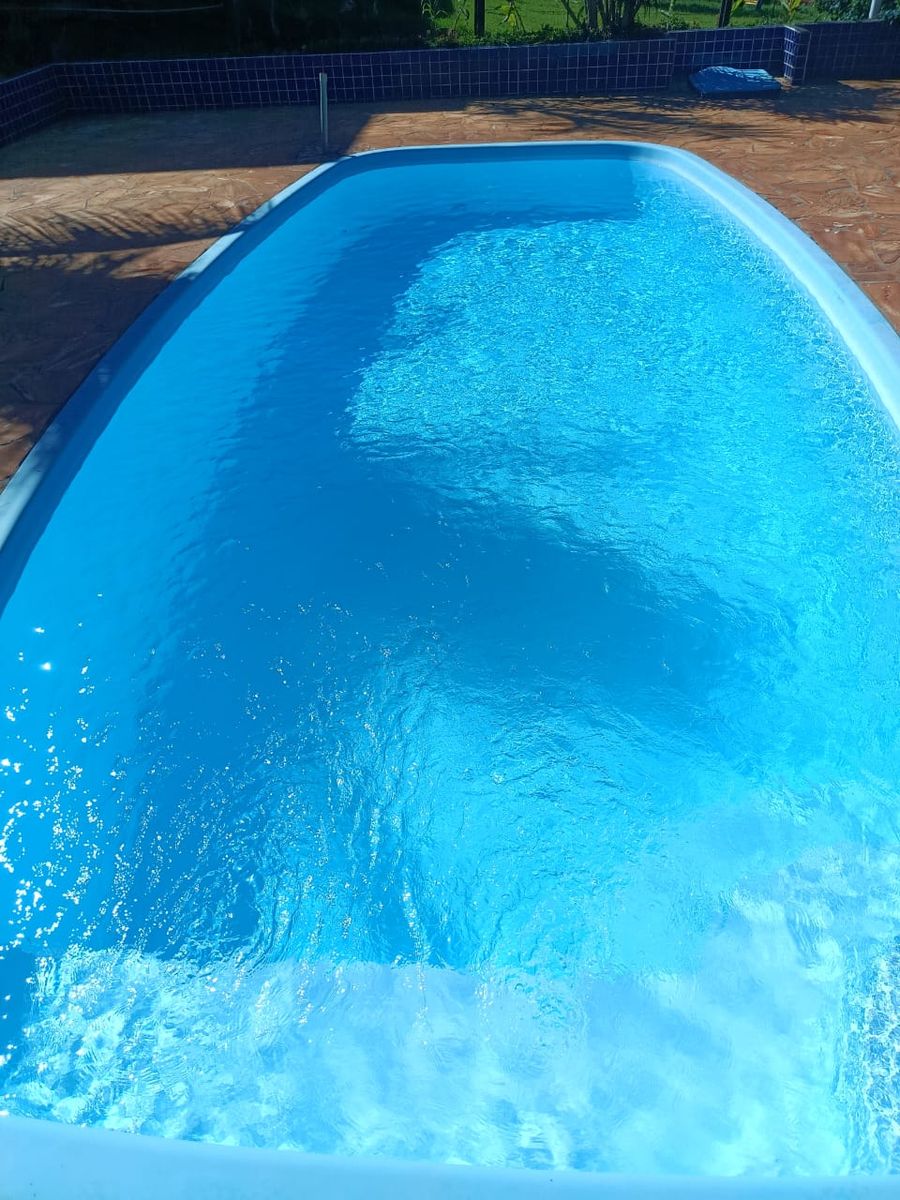 Piscina de fibra com escada e água cristalina depois da limpeza, Sertanópolis e região