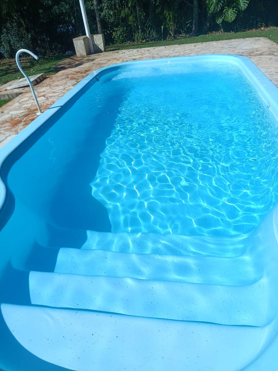 Piscina de fibra com degraus e água limpa depois da limpeza, Sertanópolis e região
