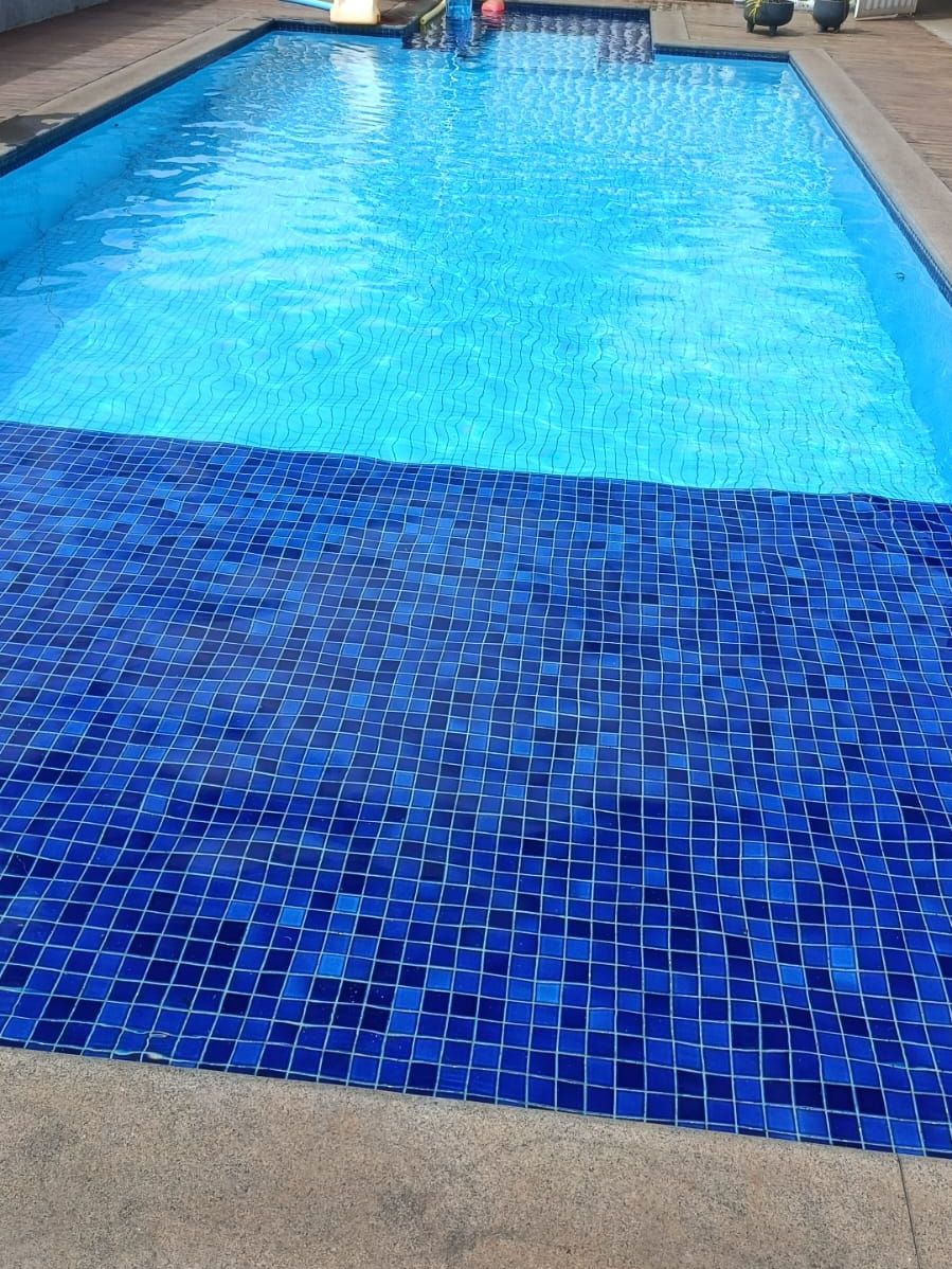 Piscina com pastilha azul e prainha depois da limpeza, Sertanópolis e região